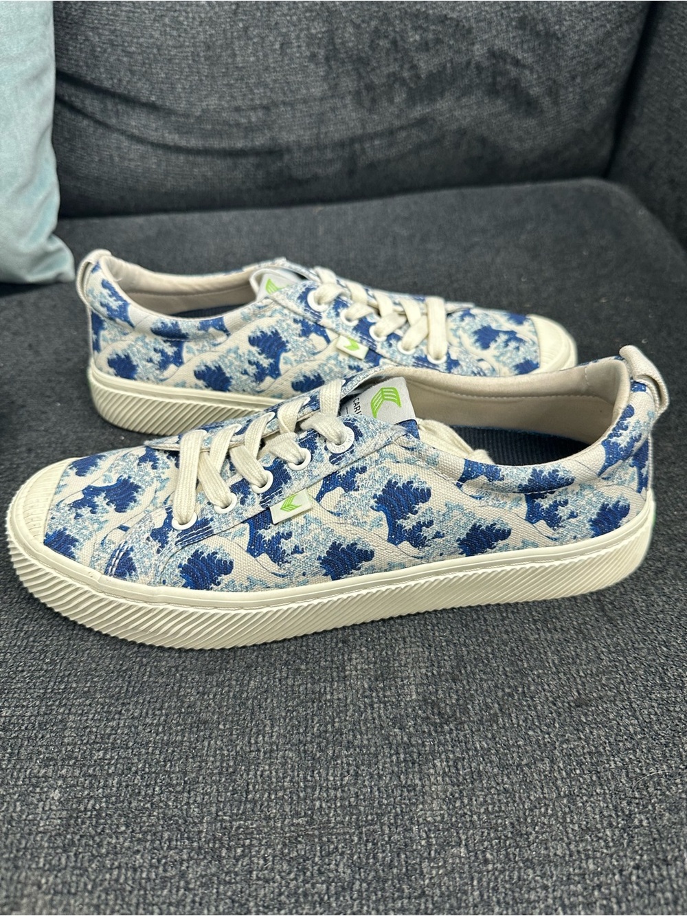 Cariuma x Hokusai collaboration sneaker Japanese art graphic waves size 9 womens - Picture 2 of 9